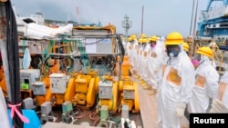 Para anggota pengawas keselamatan nuklir Jepang melakukan inspeksi di PLTN Fukushima (foto: dok). 