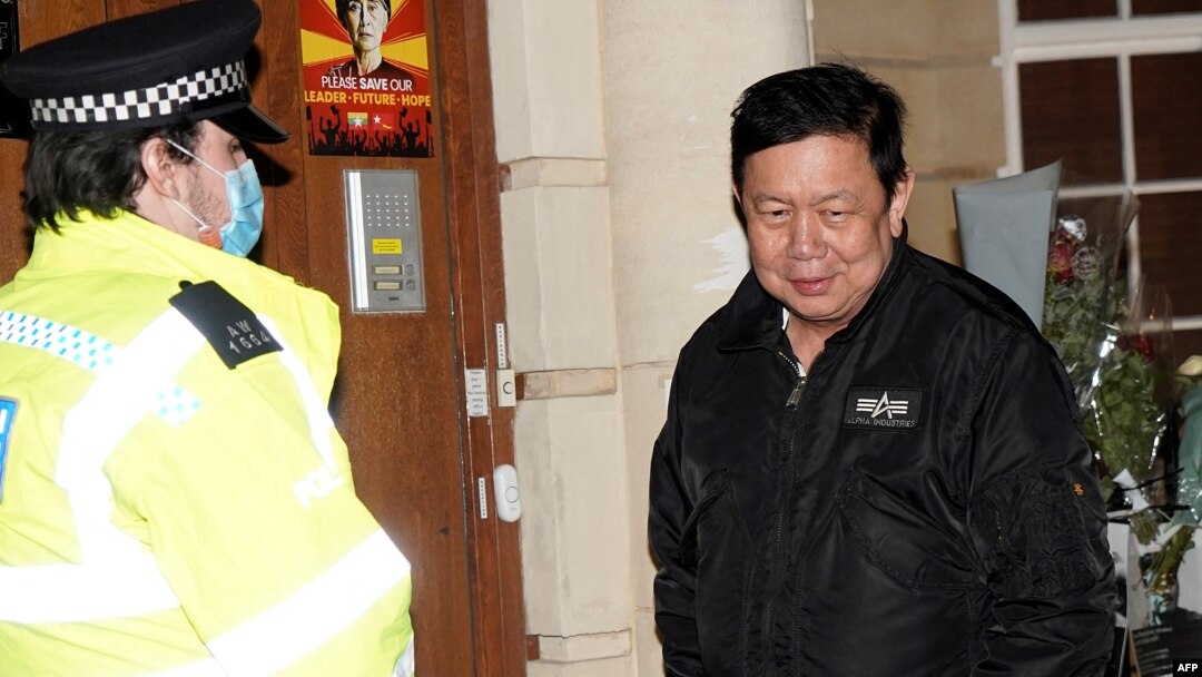 Myanmar's Ambassador to the United Kingdom, Kyaw Zwar Minn, stands with police officers locked outside the Myanmar Embassy in London on April 7, 2021. - Myanmar's ambassador in Britain on Wednesday said a Yangon miltary-linked figure had "occupied" the em