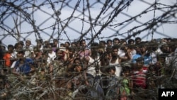 Warga Muslim Rohingya berkumpul di perbatasan Myanmar dan Bangladesh yang dipisahkan dengan kawat berduri (foto: dok). 