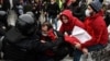 La policía detiene a manifestantes durante una manifestación en apoyo del líder opositor encarcelado Alexei Navalny en el centro de Moscú el 23 de enero de 2021.