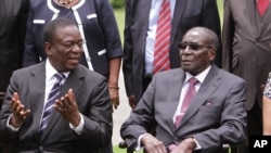 Emmerson Mnangagwa (G) et Robert Mugabe à Harare, le 12 décembre 2014.