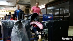 Este lunes, el ministro de Transporte del gobierno en disputa de Venezuela, Hipólito Abreu, anunció la suspensión de operaciones de la aerolínea portuguesa durante 90 días y el inicio de un proceso administrativo.