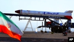 Foto dari Kantor Berita Iran, ISNA, tampak roket 'Pishgam,' atau 'Pionir' menjelang peluncuran ke antariksa di lokasi yang tidak diungkap di Iran.