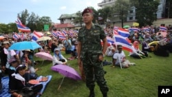 泰國軍隊總部裡的示威者和軍人