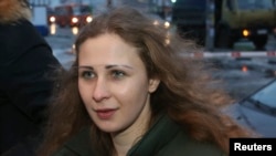 Maria Alyokhina, anggota band punk Pussy Riot, berbicara pada wartawan di sebuah stasiun kereta api di Nizhny Novgorod (23/12). (Reuters/Sergei Karpukhin)