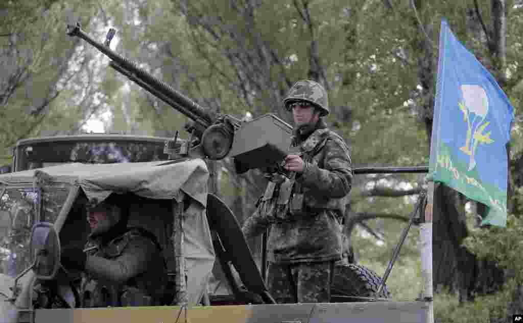 Tentara penerjun payung Ukraina menetapkan posisi di Slovyansk, Ukraina (2/6).&nbsp;(AP/Efrem Lukatsky)