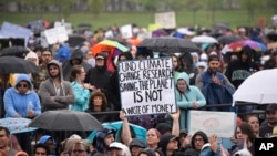 Seseorang mengangkat poster berbunyi “Mendanai Penelitian Perubahan Iklim untuk Selamatkan Planet Bukan Pemborosan Uang” selama Pawai untuk Ilmu Pengetahuan di Washington, Sabtu, 22 April 2017 (foto: AP Photo/Sait Serkan Gurbuz)