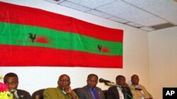 Dirigentes históricos da UNITA, numa conferência de Imprensa em Luanda, pressionam o líder do partido, Isaías Samakuva, a dar passos para a marcação de um Congresso. Da esquerda para a direita estão Abel Chivukuvuku, Samuel Chiwale, Paulo Lukamba Paulo, J