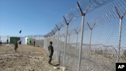 Tentara Pakistan berjaga dekat pagar perbatasan baru yang memisahkan Pakistan dan Afghanistan, di Angore Adda, Pakistan, 18 Oktober 2017. (Foto: dok).