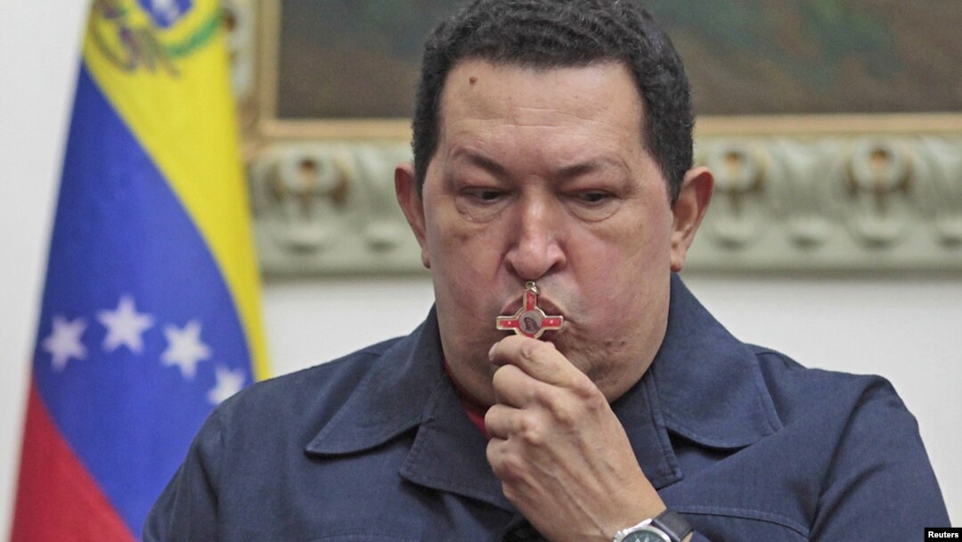 El presidente Hugo Chávez besa un crucifijo antes de viajar a La Habana para su cuarta operación de cáncer.