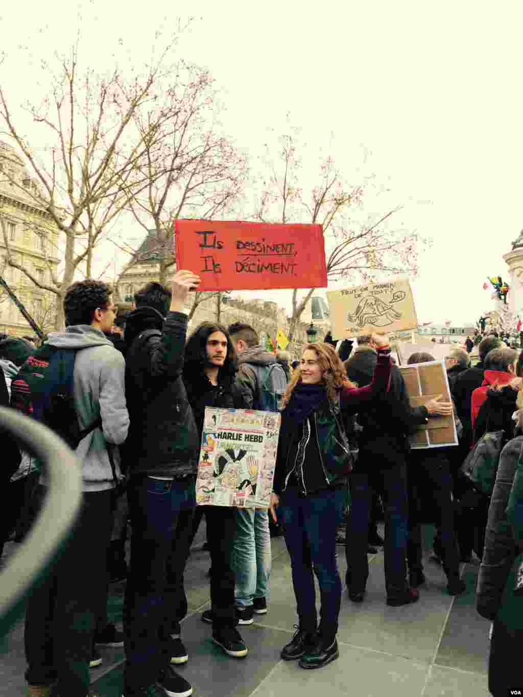 حضور جوانان در راهپيمايی گسترده خمبستگی ملی پاريس با در دست گرفتن پلاکاردهای مختلف در احترام به ياد قربانيان شارلی ابدو -- ۲۱ دی ۱۳۹۳ (۱۱ ژانويه ۲۰۱۵) عکس از محمد حسن مقصودلو، خبرنگار/عکاس بخش فارسی صدای آمريکا در پاريس