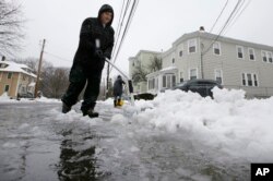 José de Jesús, en Norwood, Massachusetts, palea nieve frente a su casa, el domingo 20 de enero de 2019.