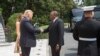 Rais wa Kenya Uhuru Kenyatta asalimiana na mwenyeji wake Donald Trump nje ya ikulu mjini Washington.