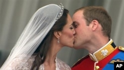 Le prince William embrassant son épouse Kate Middelton