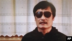 Aktivis tunanetra Chen Guangcheng terlihat dalam vudeo yang diposting tanggal 27 April oleh situs berita dari luar Tiongkok 'Boxun.com' (27/4). 