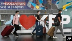 Ingenzi ku kibuga c'indege mpuzamakungu c'i Boryspil , hanze y'umurwa mukuru wa Ukraine Kyiv, kw'itariki ya 15/06/2020.