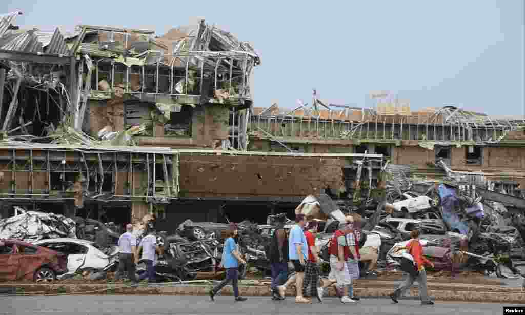Mobil-mobil yang rusak terlihat di tempat parkir sebuah Rumah Sakit setelah tornado menghantam kota Moore, negara bagian Oklahoma, 20 Mei 2013.