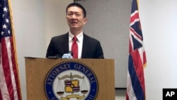 El fiscal general de Hawái, Doug Chin, en conferencia de prensa en Honolulu, anunciando que su estado ha presentado una demanda contra la nueva orden de restricción de viajes de la administración Trump.
