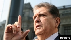 Mantan presiden Peru Alan Garcia berbicara kepada media saat tiba di kantor Kejaksaan Nasional di Lima, Peru, 27 Maret 2018.