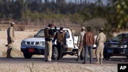 Beberapa tentara Mesir siaga di pos pemeriksaan di Sinai (foto: dok). 