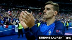 Antoine Griezmann de France applaudit après le dernier match de l'EURO 2016 entre le Portugal et la France au Stade de France à Saint-Denis, France, 10 Juillet 2016. epa/ ETIENNE LAURENT 