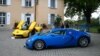 Une Ferrari LaFerrari (2015) et une Bugatti Veyron EB 16.4 Coupé (2010) faisant partie d'une collection de voitures de luxe détenue par Teodoro Obiang, fils du président de la Guinée équatoriale. Ces voitures sont présentées avant une vente aux enchères p