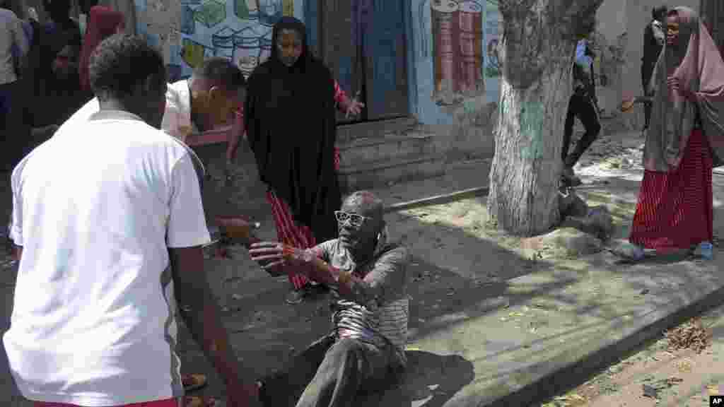 Un homme grièvement blessé au sol après l'attaque à Mogadiscio, Somalie le 13 mars 2017.