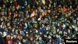 Mahasiswa berkumpul di kampus Universitas North Carolina untuk mengenang Deah Shaddy Barakat, Yusor Abu-Salha, dan Razan Abu-Salha, tiga mahasiswa muslim yang tewas dibunuh di Chapel Hill, N.C (11/2).