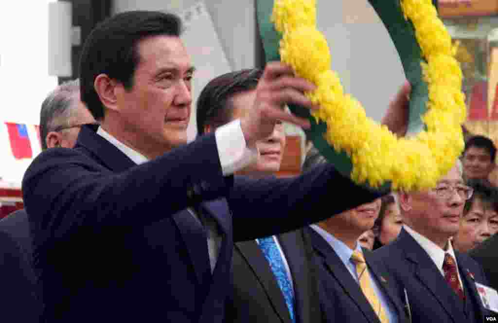 马英九献花(美国之音国符拍摄)