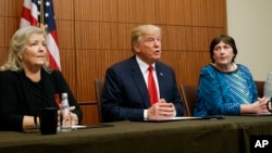 Donald Trump, junto a Paula Jones y Kathy Shelton, dos mujeres que acusan a Bill Clinton de haberlas abusado.