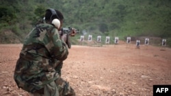 Un soldat des Forces armées centrafricaines (FACA) s'entraîne avec un fusil d'assaut au camp Kassai, à Bangui, le 14 mars 2018.