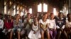 Des enfants écoutent une messe célébrée à l'occasion du vingtième anniversaire rwandais. Kigali, 6 avril 2014.