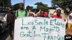 Des manifestants devant l'ambassade de France pour protester contre la situation actuelle de l'immigration sur le territoire français de Mayotte, à Moroni, Comores, le 12 avril 2018.