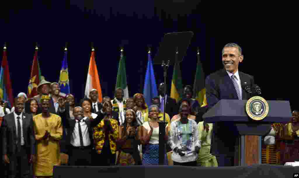 Le président Barack Obama parle avec les leaders de l'initiative des jeunes africains (YALI) à Washington,3 août 2015.