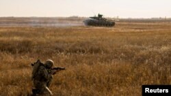 Seorang tentara Angkatan Bersenjata Ukraina ikut latihan militer di wilayah Kherson, dekat perbatasan dengan Krimea yang dicaplok Rusia, 17 November 2021. (Foto: Angkatan Bersenjata Ukraina via Reuters)