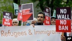 Des manifestants protestent contre le décret anti-immigration de Donald Trump, à Seatle, le 15 mai 2017.
