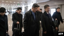 김혁철 북한 국무위원회 대미특별대표를 비롯한 제2차 미북정상회담 관련 북한 측 실무협상단이 19일 평양을 출발해 경유지인 중국 베이징 국제공항에 도착했다. 