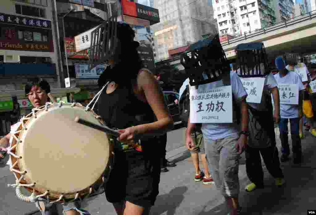 遊行隊伍擊鼓代替喊口號,以靜默遊行抗議北京當局的白色恐怖(美國之音湯惠芸)