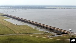 Le déversoir de Morganza Spillway permet aux eaux du Mississippi de se déverser dans le bassin de l'Atchafalaya