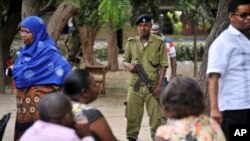 Des policiers assurent la sécurité dans une école lors des élections, à Temeke, Dar es Salam, Tanzanie, 25 octobre 2015.