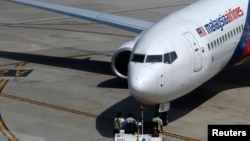 Sebuah pesawat Malaysia Airlines diparkir di bandara internasional Kuala Lumpur, Malaysia (19/7).