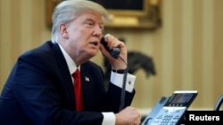 Presiden Donald Trump berbicara melalui telepon di Oval Office di Gedung Putih, Washington, 29 Januari 2017.