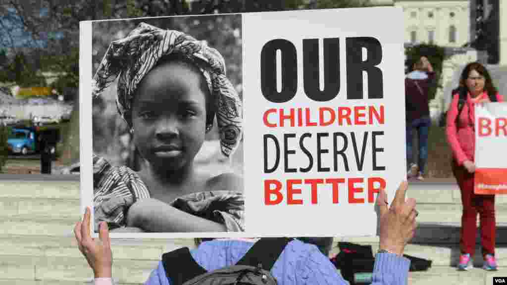 Sur cette pancarte, écrit : «nos enfants méritent mieux » lors d'unne manifestation pour réclamer la libération des 276 lycéennes enlevées au Nigéria, Washington, le 12 avril 2015.