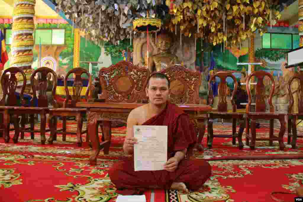 Thach Ha Sam Ang, Samakki Raingsey’s acting chief monk hold the letter notify the investigation from authority on February 5, 2015.