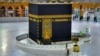 Petugas keamanan berdiri di depan Ka'bah, Masjidil Haram, Mekah, Arab Saudi, pada bulan Ramadan di tengah pandemi Covid-19, 19 Mei 2020. (Foto: dok).