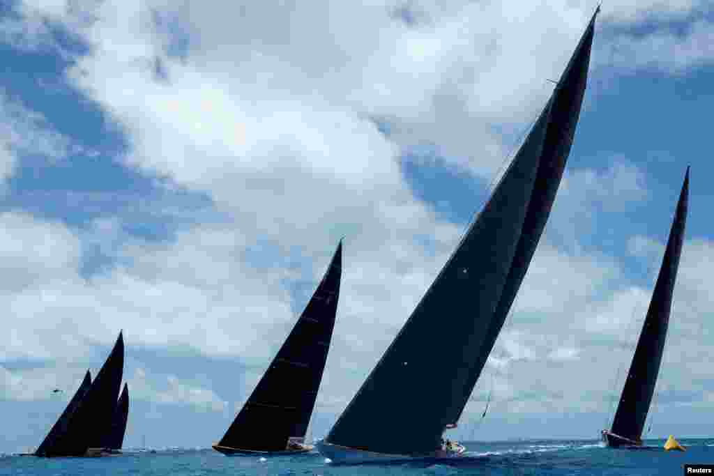 Perahu-perahu kelas J berlomba dalam hari-hari di antara ajang final perlombaan perahu layar Piala Amerika di Bermuda.