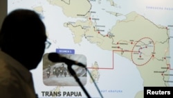 Menteri Pekerjaan Umum dan Perumahan Rakyat Basuki Hadimuljono menunjukkan peta Provinsi Papua dalam konferensi pers mengenai penyerangan terhadap pekerja konstruksi di Papua, diduga oleh kelompok separatis, Selasa, 4 Desember 2018. 