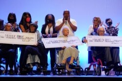 Lessie Benningfield Randle, Viola Fletcher y Hughes Van Ellis Sr., sobrevivientes de la Masacre Racial de Tulsa, el 29 de mayo de 2021.