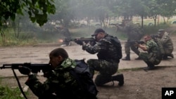 Pemberontak pro-Rusia terlibat pertempuran dengan militer Ukraina di Luhansk, Ukraina timur (2/6). 