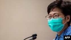 戴著口罩的香港特首林鄭月娥在一個記者會上